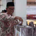KH. Tajuddin Mahfudz Memberikan Suara
