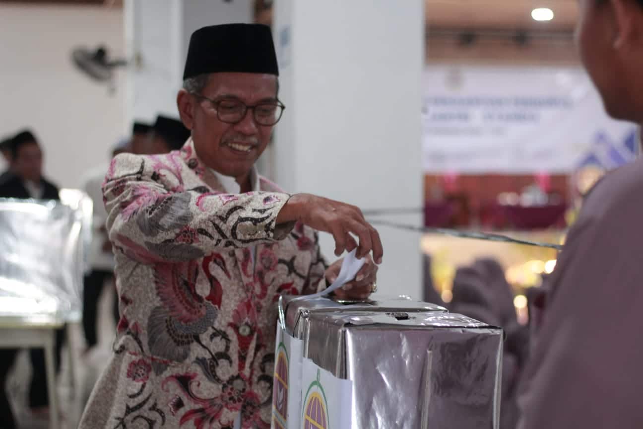 KH. Tajuddin Mahfudz Memberikan Suara