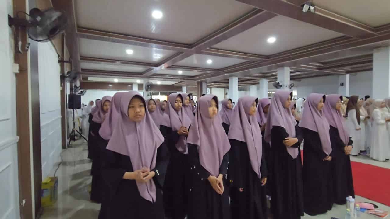 Santri putri Pesantren Modern Syahida mengikuti Peringatan Maulid Nabi Muhammad SAW