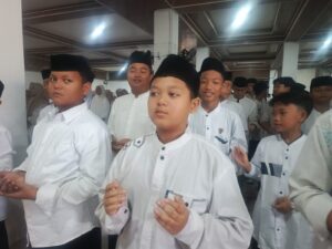 Santri putra Pesantren Modern Syahida mengikuti Peringatan Maulid Nabi Muhammad SAW dengan penuh khidmat.