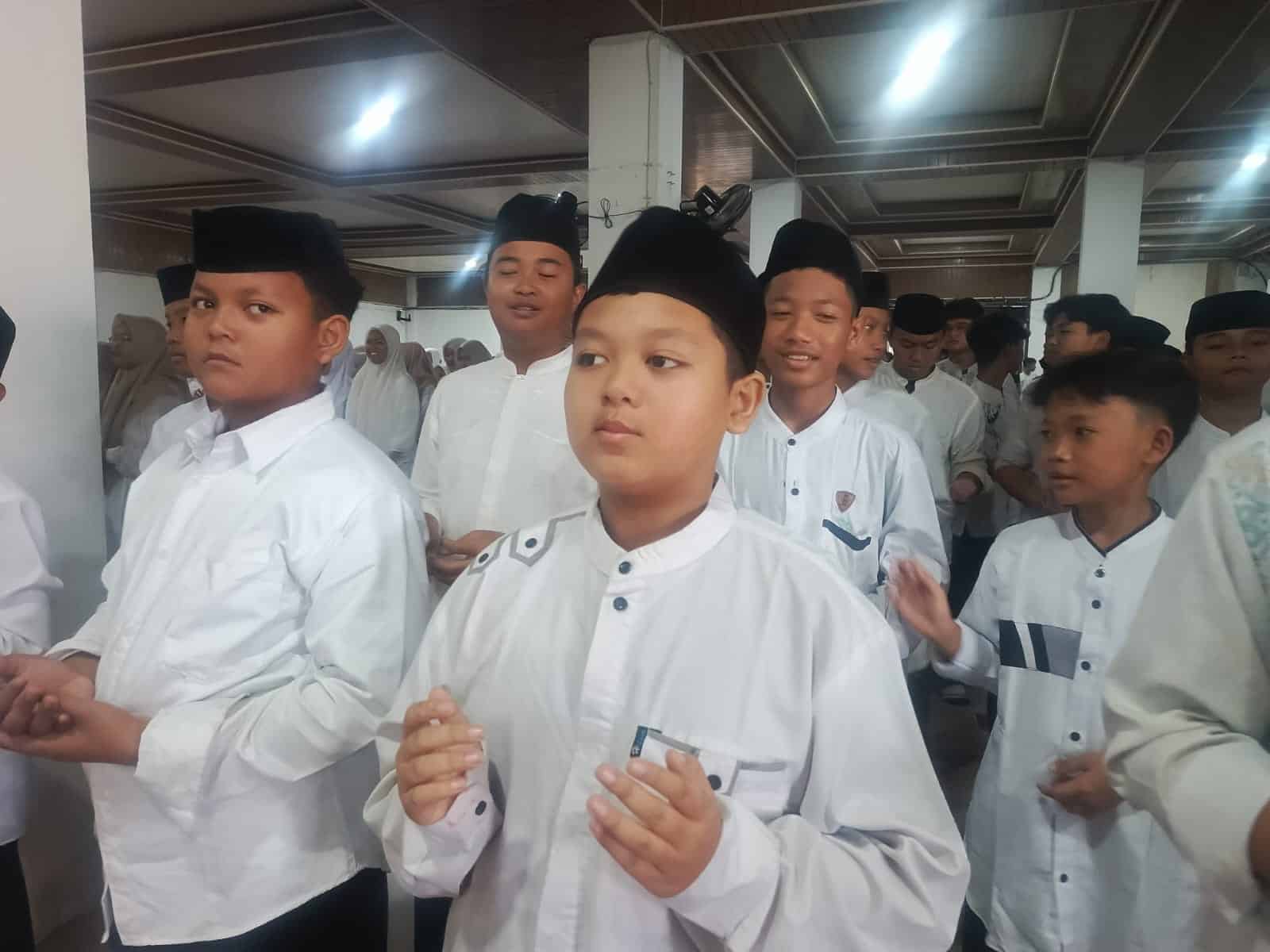 Santri putra Pesantren Modern Syahida mengikuti Peringatan Maulid Nabi Muhammad SAW dengan penuh khidmat.