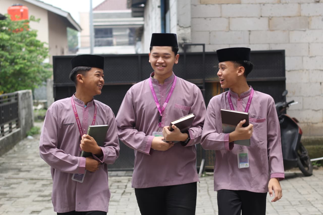 santri-sedanga-berkomunikasi-Program Bahasa Arab Pesantren Modern Syahida